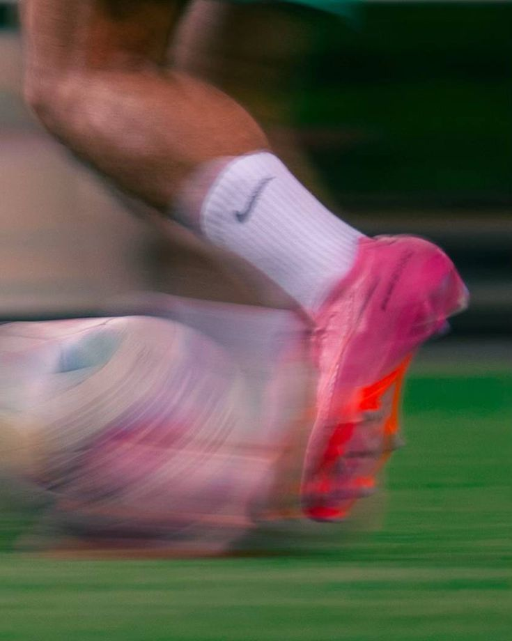 Jogador em movimento com chuteira em destaque no gramado